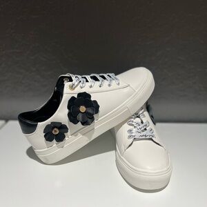 Karl Lagerfeld Paris women’s Lace up sneakers brand new! Size 6